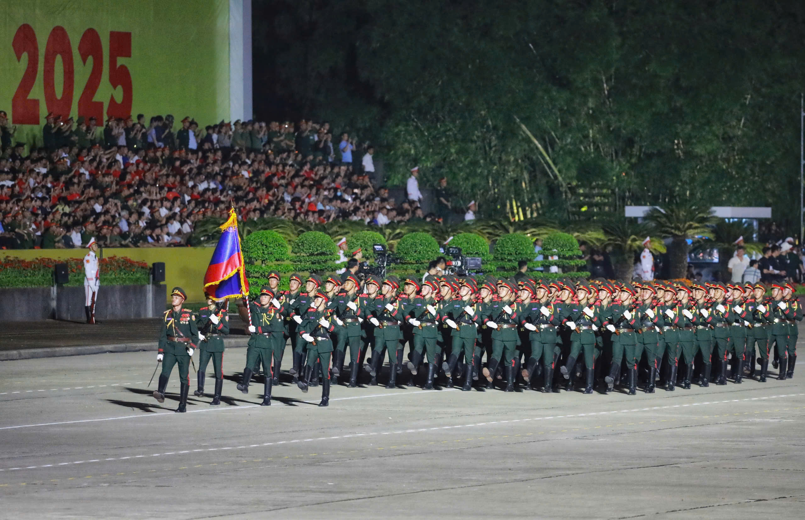 Hàng nghìn chiến sĩ cùng xe pháo quân sự tham dự Tổng hợp luyện diễu binh, diễu hành A80 lần thứ nhất