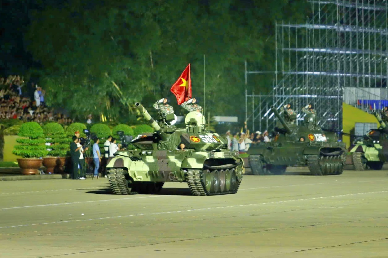 Hàng nghìn chiến sĩ cùng xe pháo quân sự tham dự Tổng hợp luyện diễu binh, diễu hành A80 lần thứ nhất