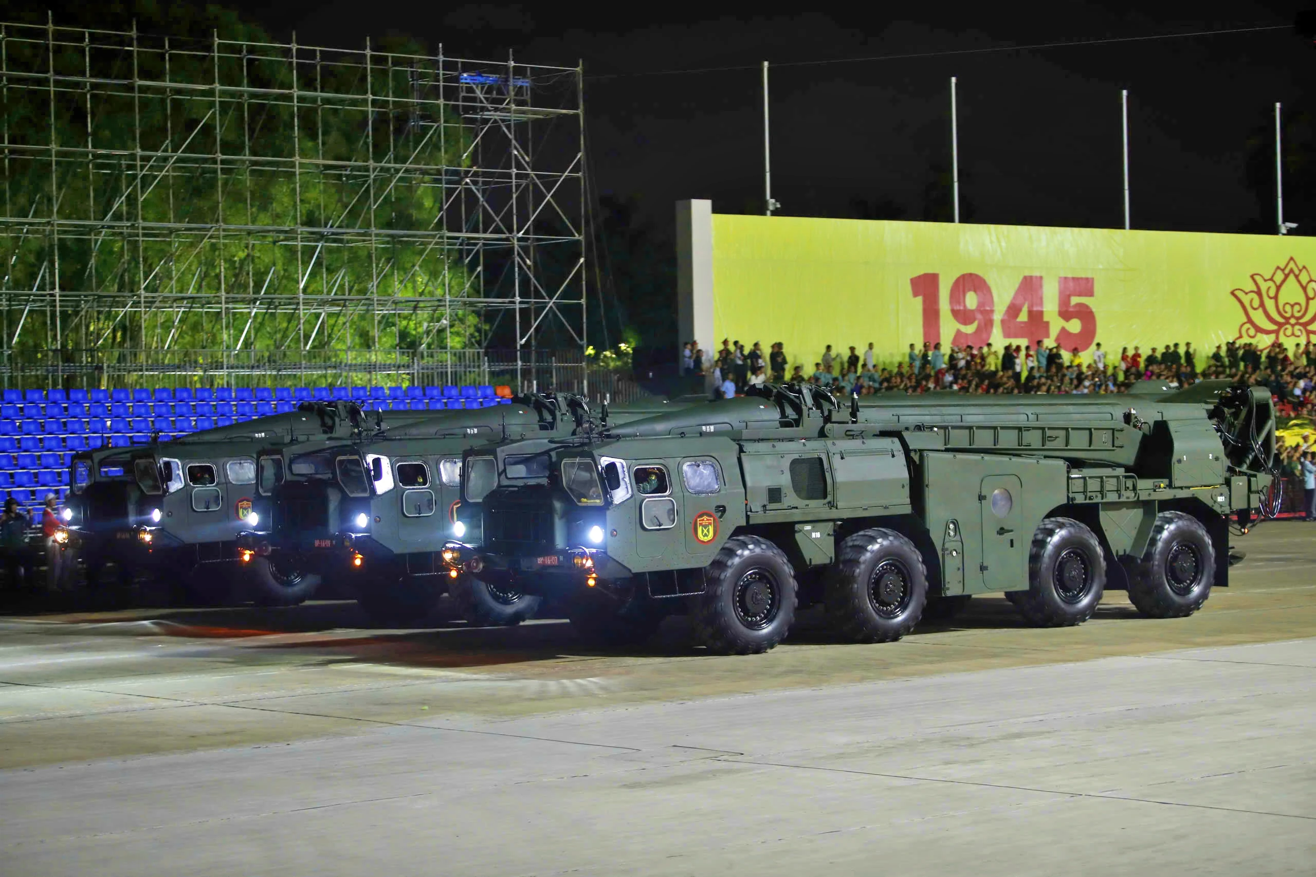 Hàng nghìn chiến sĩ cùng xe pháo quân sự tham dự Tổng hợp luyện diễu binh, diễu hành A80 lần thứ nhất