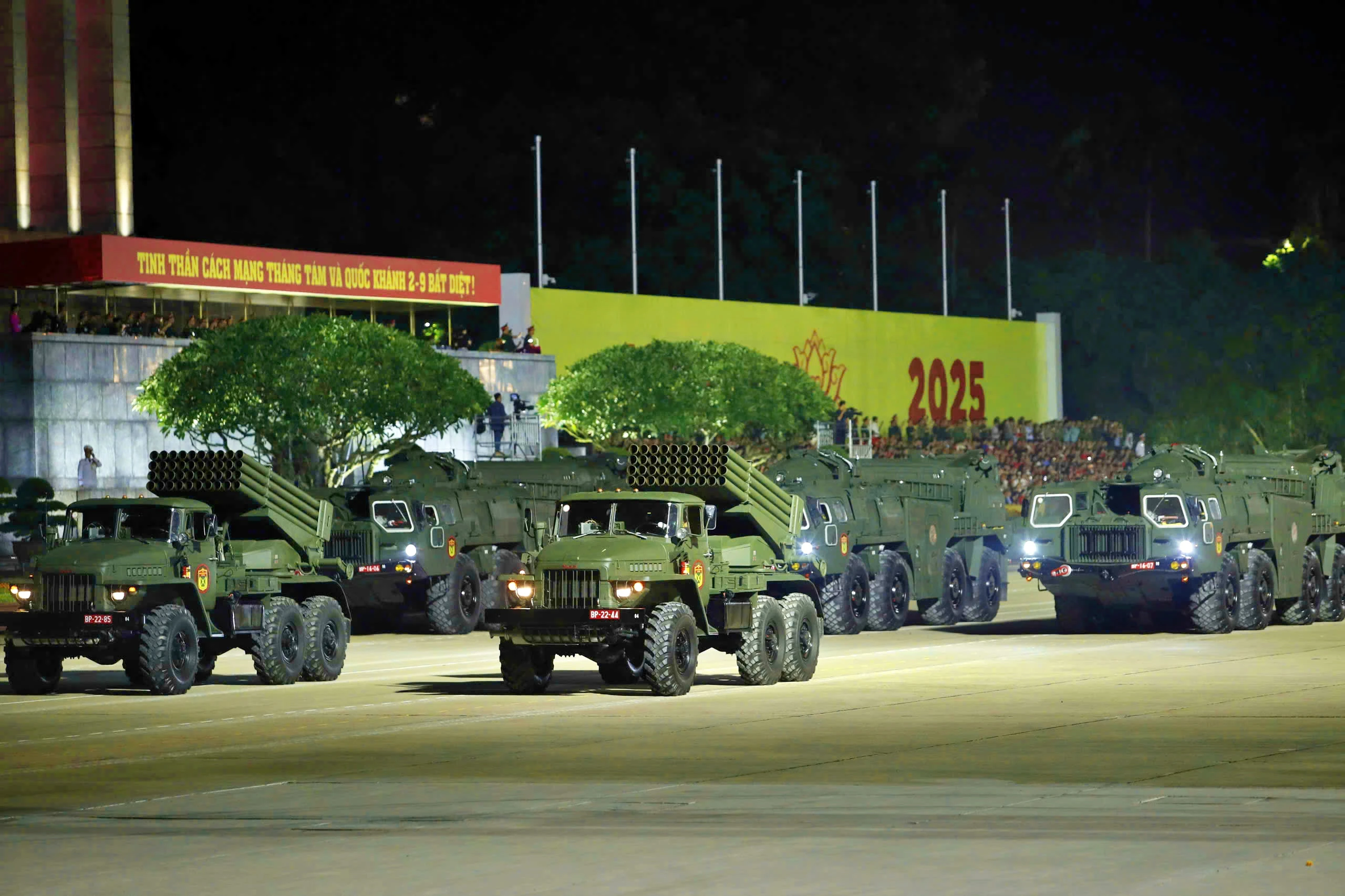 Hàng nghìn chiến sĩ cùng xe pháo quân sự tham dự Tổng hợp luyện diễu binh, diễu hành A80 lần thứ nhất