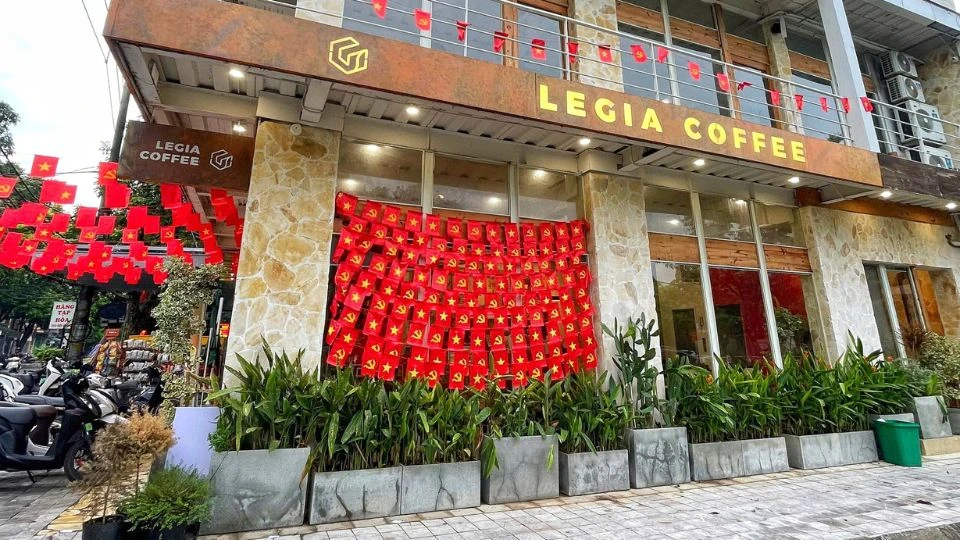 Xu hướng check-in rực rỡ cờ đỏ sao vàng “gây sốt” tại Thanh Hoá