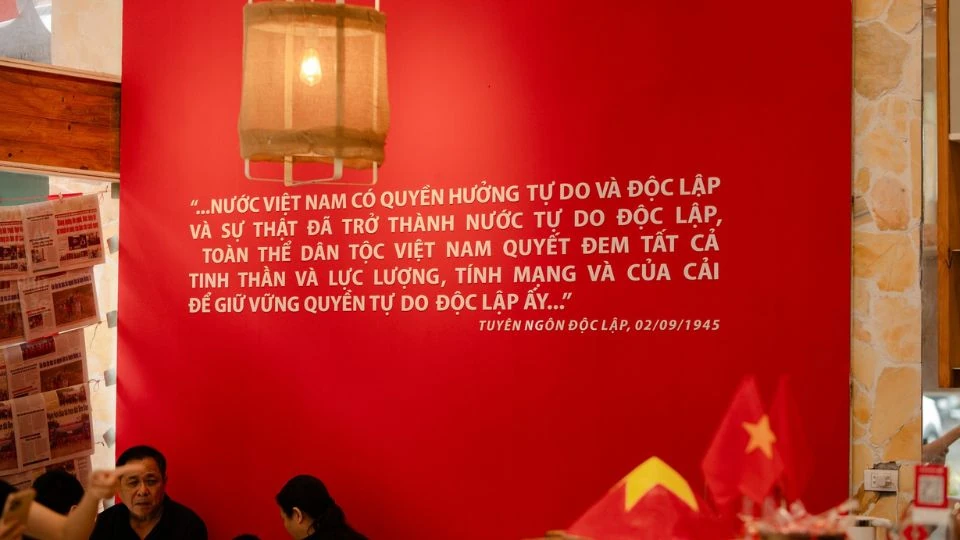 Xu hướng check-in rực rỡ cờ đỏ sao vàng “gây sốt” tại Thanh Hoá