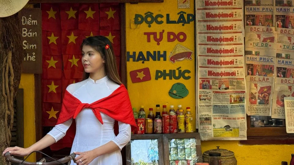 Xu hướng check-in rực rỡ cờ đỏ sao vàng “gây sốt” tại Thanh Hoá