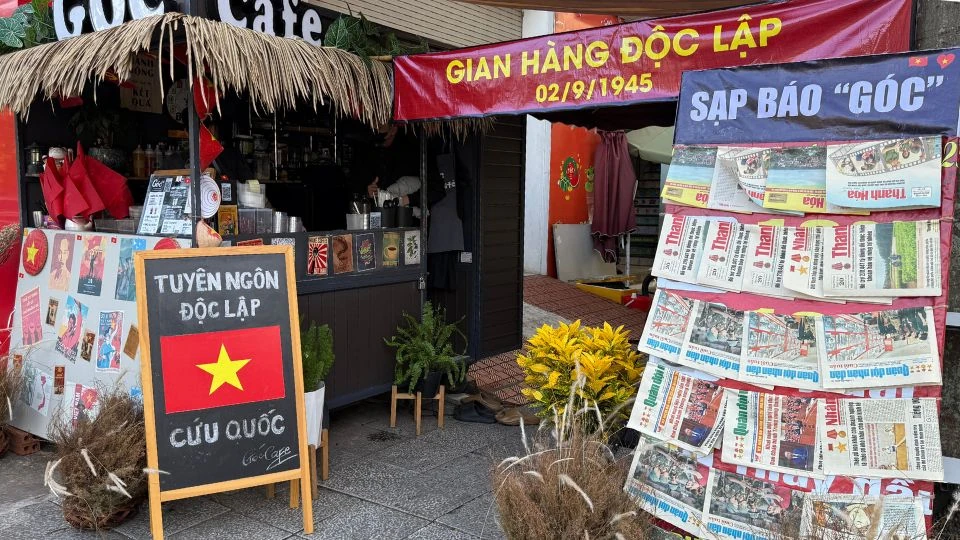 Xu hướng check-in rực rỡ cờ đỏ sao vàng “gây sốt” tại Thanh Hoá