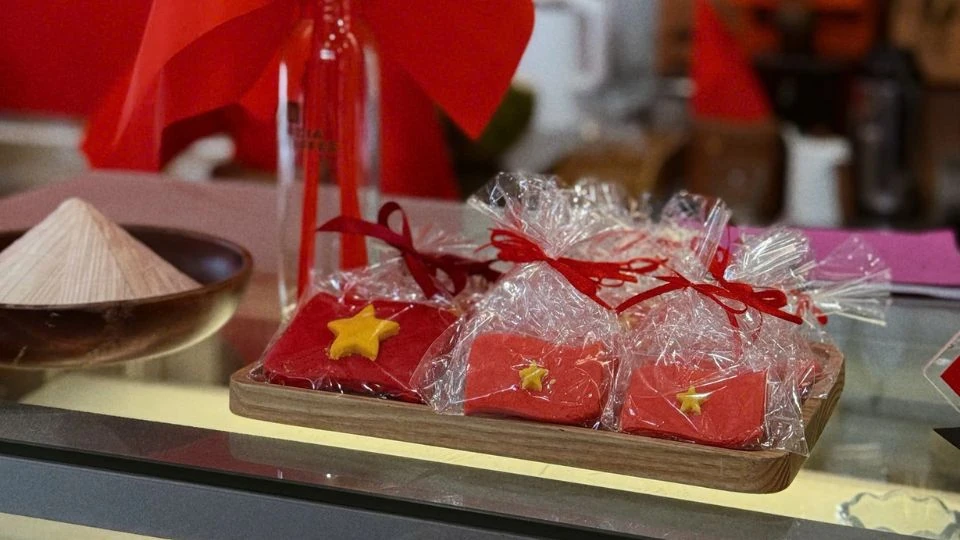 Xu hướng check-in rực rỡ cờ đỏ sao vàng “gây sốt” tại Thanh Hoá