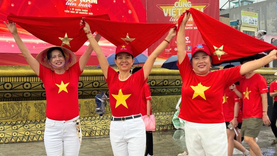 Xu hướng check-in rực rỡ cờ đỏ sao vàng “gây sốt” tại Thanh Hoá