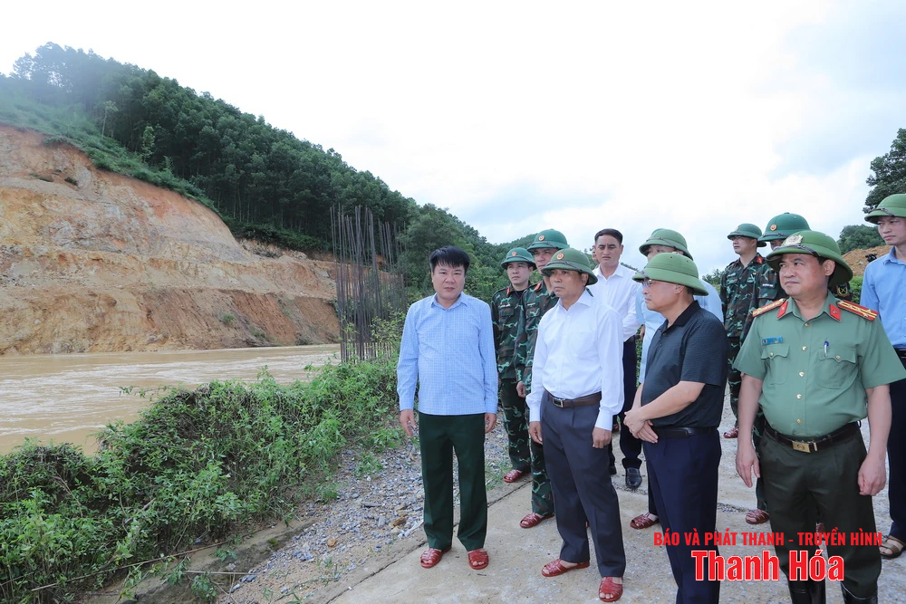 Bí thư Tỉnh ủy Nguyễn Doãn Anh kiểm tra một số địa điểm nước dâng, chia cắt cục bộ