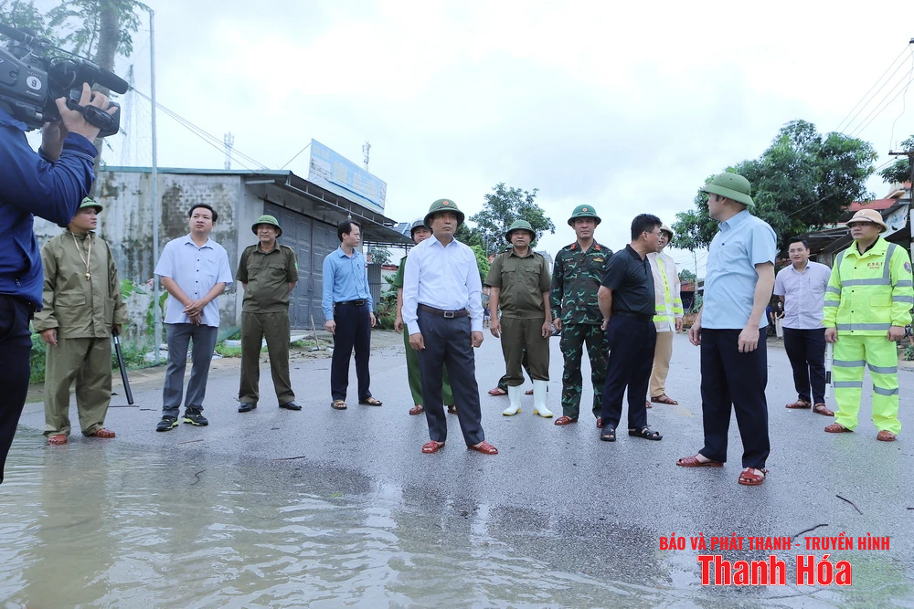 Bí thư Tỉnh ủy Nguyễn Doãn Anh kiểm tra một số địa điểm nước dâng, chia cắt cục bộ