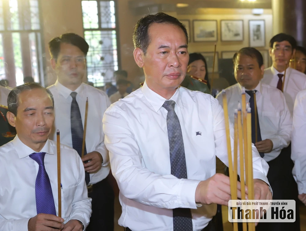 Đoàn đại biểu tỉnh Thanh Hóa dâng hoa, dâng hương nhân kỷ niệm 80 năm Quốc khánh nước CHXHCN Việt Nam