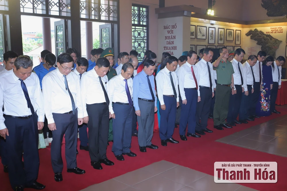 Đoàn đại biểu tỉnh Thanh Hóa dâng hoa, dâng hương nhân kỷ niệm 80 năm Quốc khánh nước CHXHCN Việt Nam