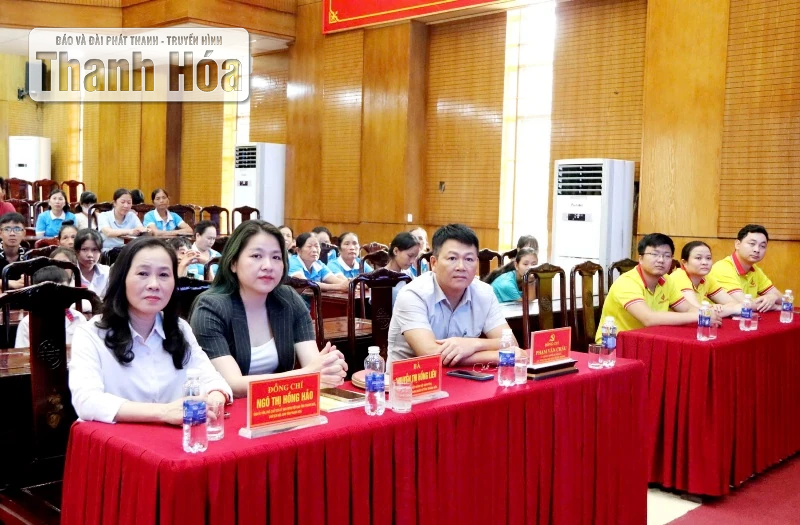 Trao xe đạp cho trẻ mồ côi nhân dịp năm học mới tại phường Tĩnh Gia