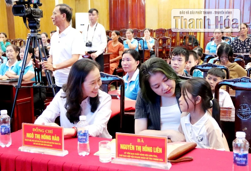 Trao xe đạp cho trẻ mồ côi nhân dịp năm học mới tại phường Tĩnh Gia