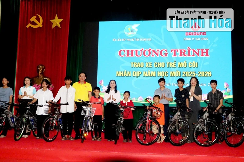 Trao xe đạp cho trẻ mồ côi nhân dịp năm học mới tại phường Tĩnh Gia