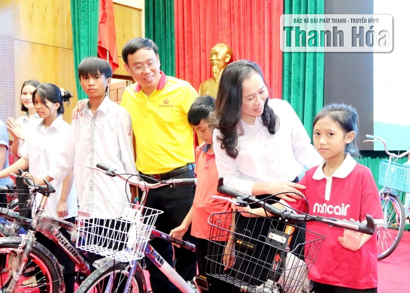 Trao xe đạp cho trẻ mồ côi nhân dịp năm học mới tại phường Tĩnh Gia