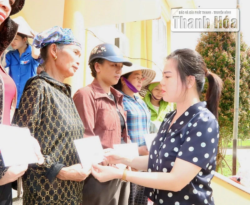 Lãnh đạo Ủy ban MTTQ tỉnh trao quà cho người dân xã Yên Nhân bị ảnh hưởng nghiêm trọng do sạt lở