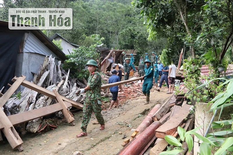 Lãnh đạo Ủy ban MTTQ tỉnh trao quà cho người dân xã Yên Nhân bị ảnh hưởng nghiêm trọng do sạt lở