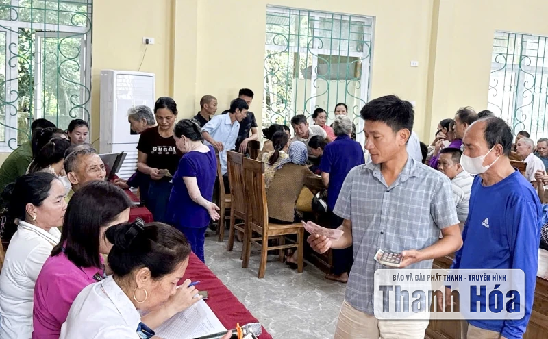 Xã Minh Sơn trao quà Tết Độc lập cho Nhân dân