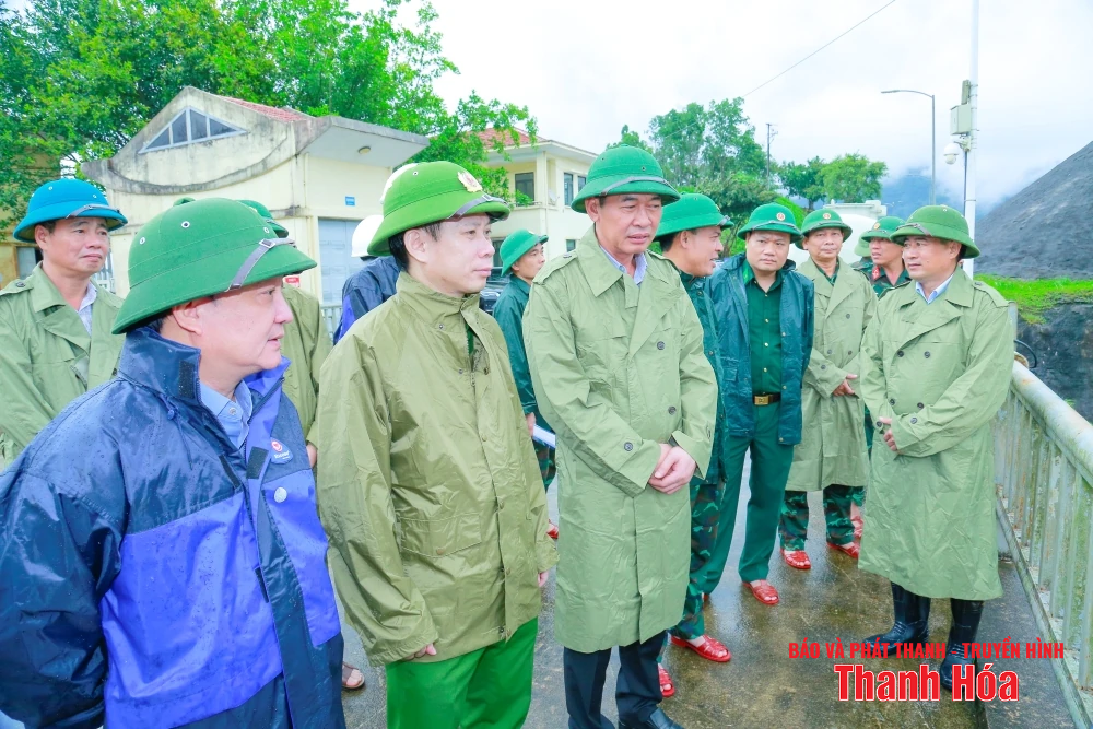 Phó Bí thư Tỉnh ủy, Chủ tịch Ủy ban MTTQ tỉnh Trịnh Tuấn Sinh kiểm tra các công trình thuỷ lợi trước khi bão số 5 đổ bộ