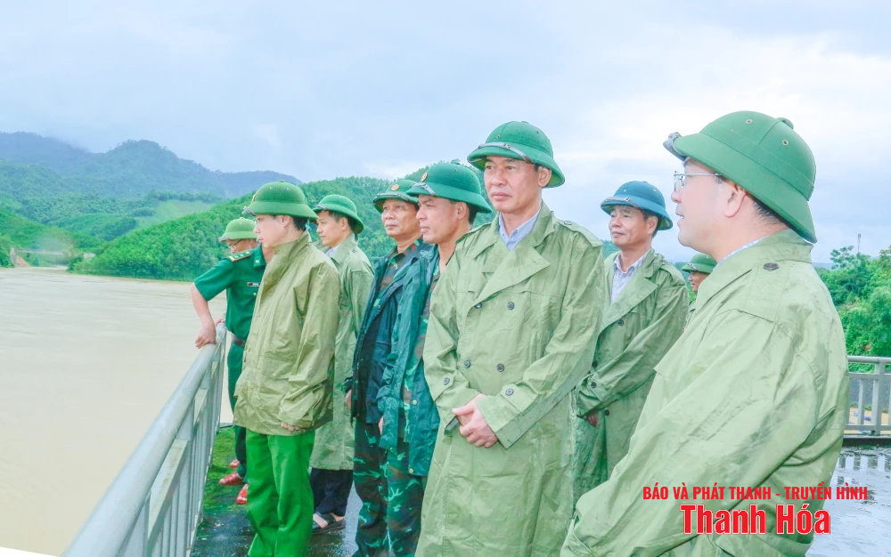 Phó Bí thư Tỉnh ủy, Chủ tịch Ủy ban MTTQ tỉnh Trịnh Tuấn Sinh kiểm tra các công trình thuỷ lợi trước khi bão số 5 đổ bộ