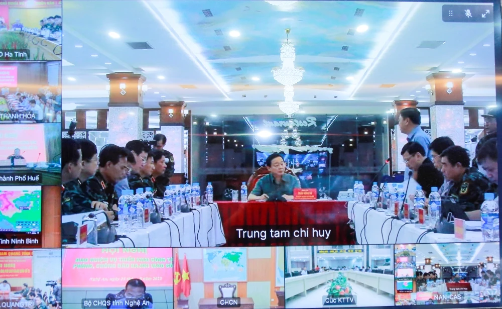 Phó Thủ tướng Chính phủ Trần Hồng Hà chủ trì hội nghị ứng phó khẩn cấp với cơn bão số 5