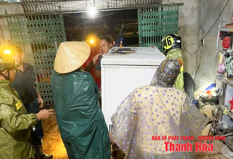 Xuyên đêm hỗ trợ di dời, sơ tán người dân đến nơi an toàn