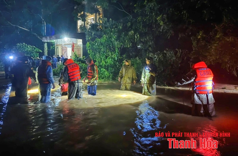 Xuyên đêm hỗ trợ di dời, sơ tán người dân đến nơi an toàn