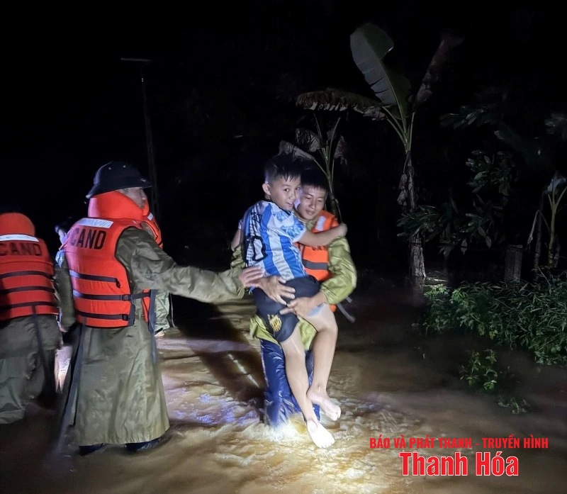 Xuyên đêm hỗ trợ di dời, sơ tán người dân đến nơi an toàn