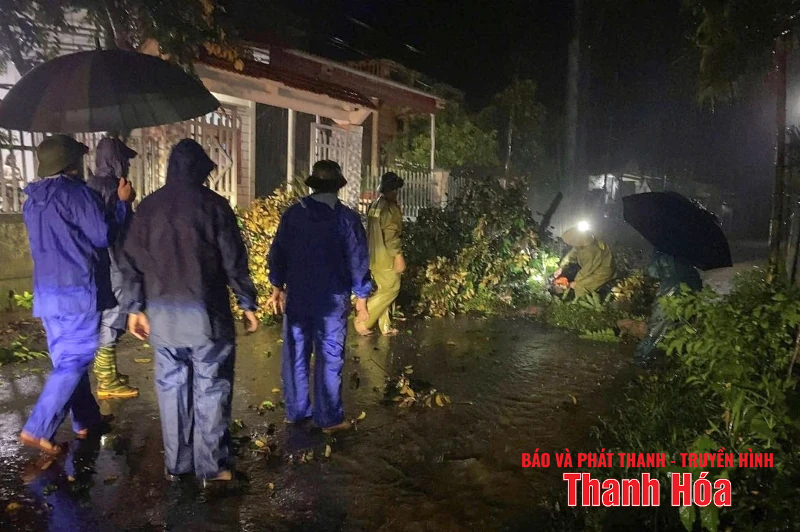 Xuyên đêm hỗ trợ di dời, sơ tán người dân đến nơi an toàn