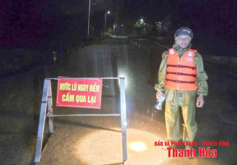 Xuyên đêm hỗ trợ di dời, sơ tán người dân đến nơi an toàn