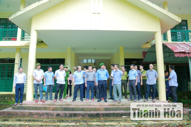 Phó Chủ tịch UBND tỉnh Mai Xuân Liêm kiểm tra, chỉ đạo khắc phục thiệt hại sau mưa bão tại xã Yên Nhân và Bát Mọt