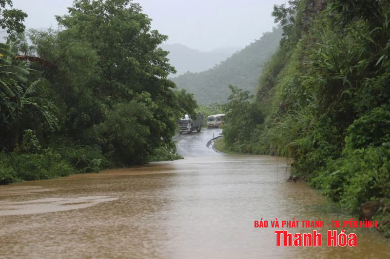 Quốc lộ 15 qua Hồi Xuân bị ngập, giao thông tuyến Mường Lát - Quan Hóa về xuôi tạm dừng