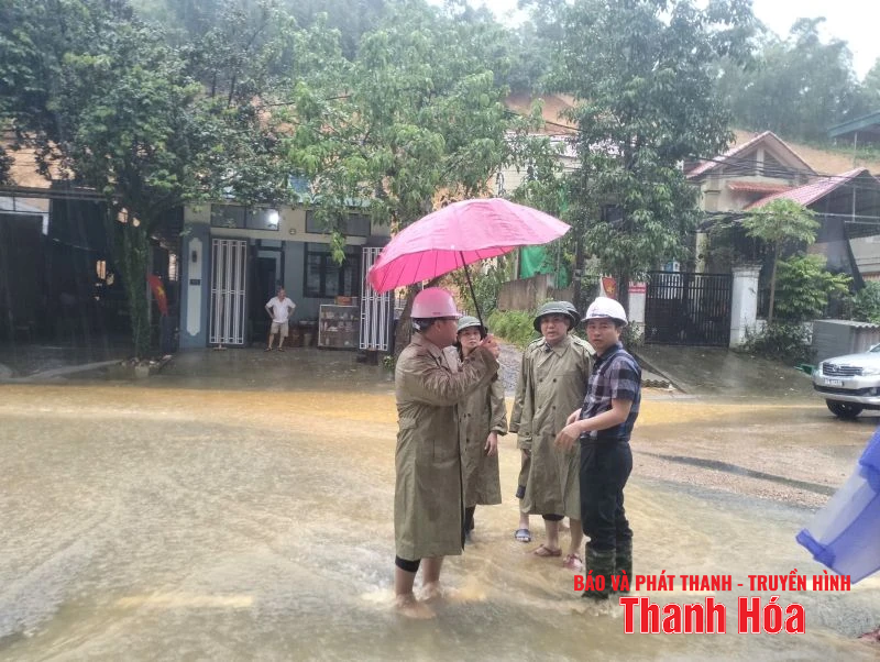 Quốc lộ 15 qua Hồi Xuân bị ngập, giao thông tuyến Mường Lát - Quan Hóa về xuôi tạm dừng