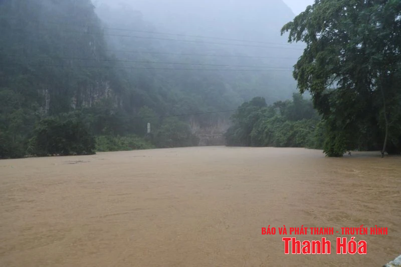 Quốc lộ 15 qua Hồi Xuân bị ngập, giao thông tuyến Mường Lát - Quan Hóa về xuôi tạm dừng