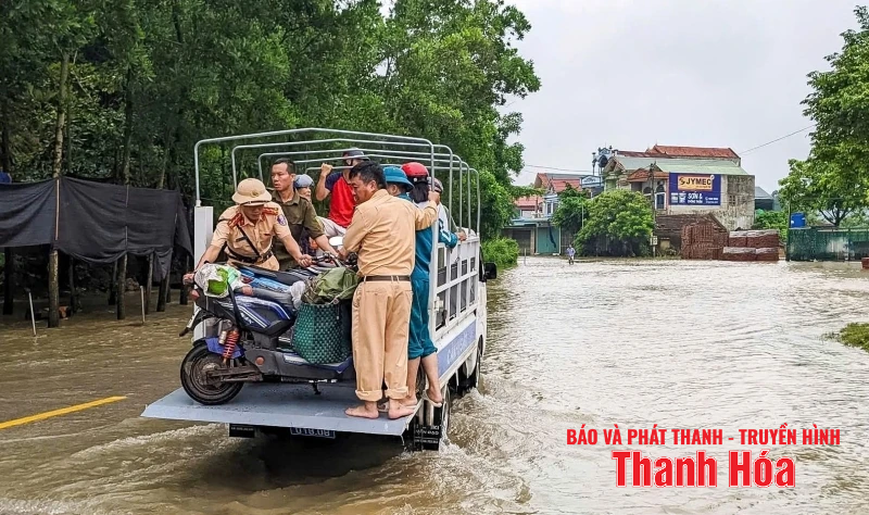 Quốc lộ 10 đoạn qua xã Nga An ngập sâu, khó lưu thông
