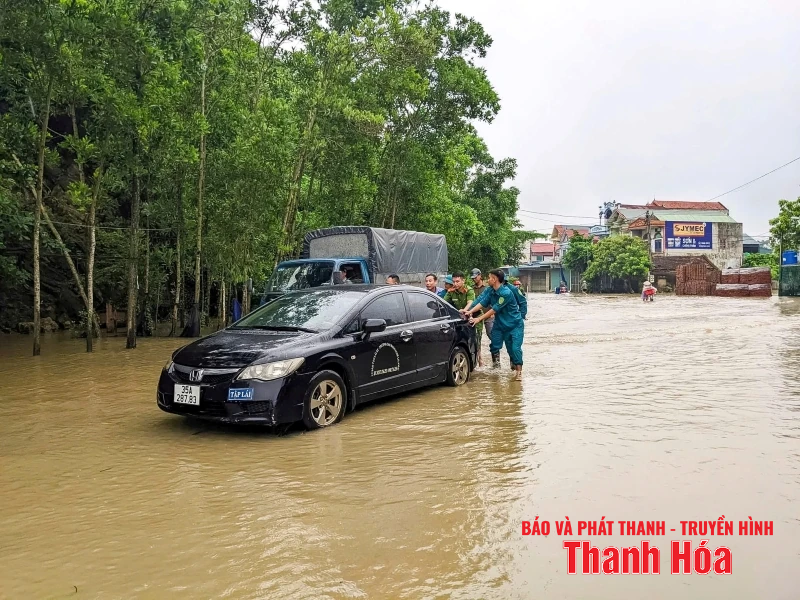 Quốc lộ 10 đoạn qua xã Nga An ngập sâu, khó lưu thông