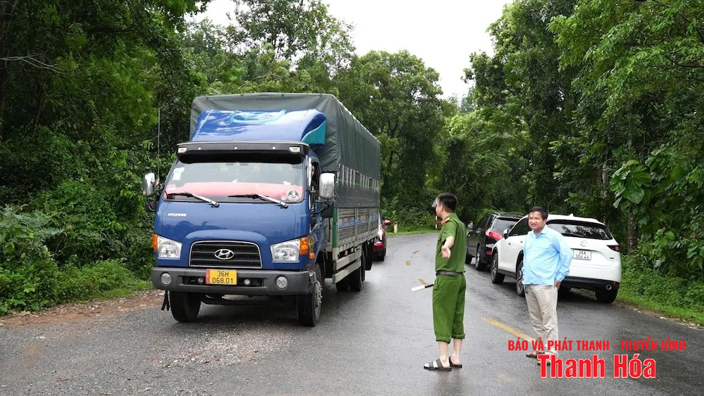 Quốc lộ 217 đoạn qua xã Vĩnh Lộc bị ngập sâu, lực lượng chức năng túc trực 24/24 giờ