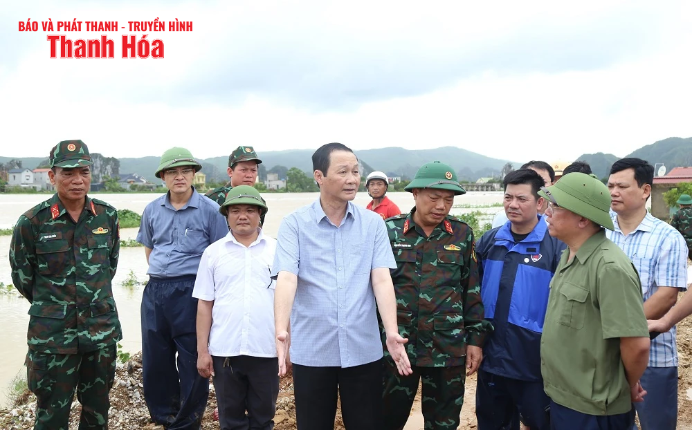 Chủ tịch UBND tỉnh Đỗ Minh Tuấn kiểm tra, chỉ đạo khắc phục sự cố đê tại xã Hà Long