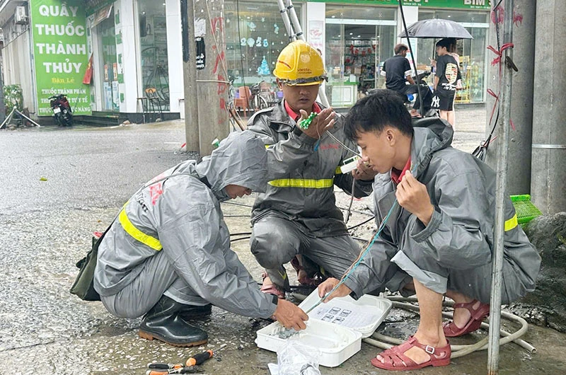 Những người lính Viettel trắng đêm khắc phục sự cố, giữ thông tin liên lạc cho khách hàng