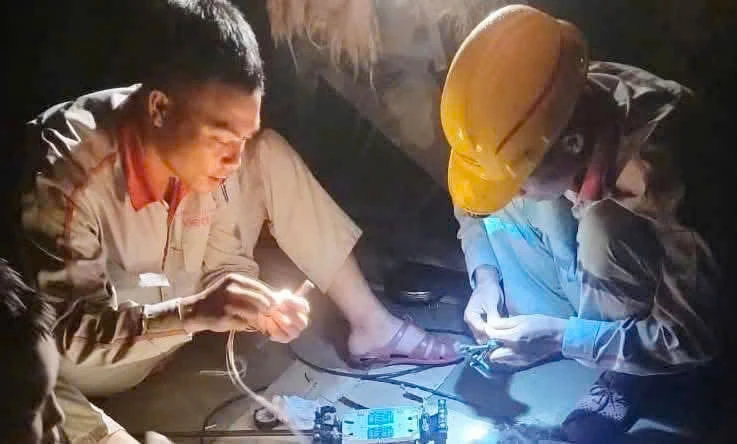 Những người lính Viettel trắng đêm khắc phục sự cố, giữ thông tin liên lạc cho khách hàng