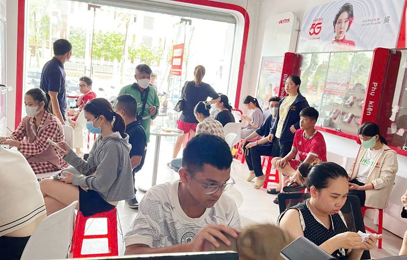 Những người lính Viettel trắng đêm khắc phục sự cố, giữ thông tin liên lạc cho khách hàng