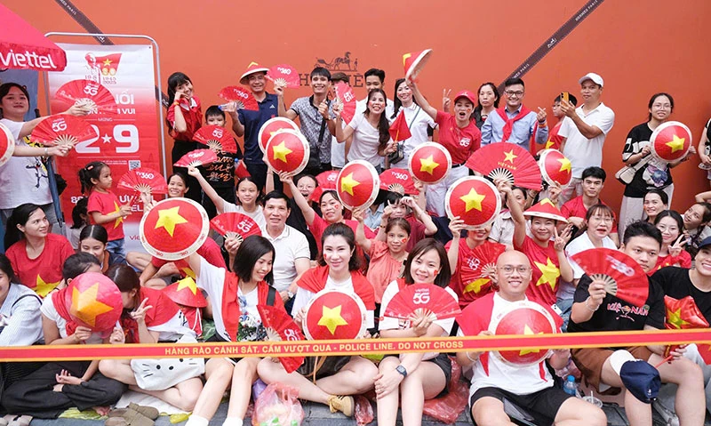 Viettel phối hợp cùng Đoàn Thanh niên TP Hà Nội triển khai 15/67 điểm cấp phát nhu yếu phẩm miễn phí, phục vụ người dân