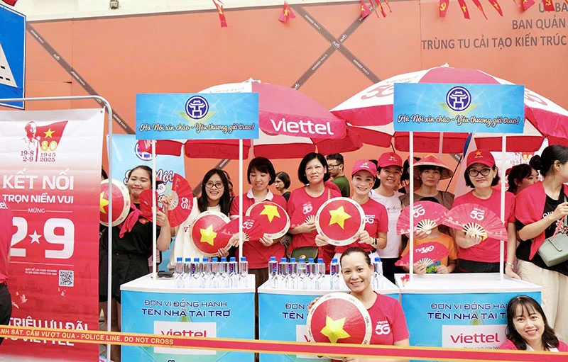 Viettel phối hợp cùng Đoàn Thanh niên TP Hà Nội triển khai 15/67 điểm cấp phát nhu yếu phẩm miễn phí, phục vụ người dân