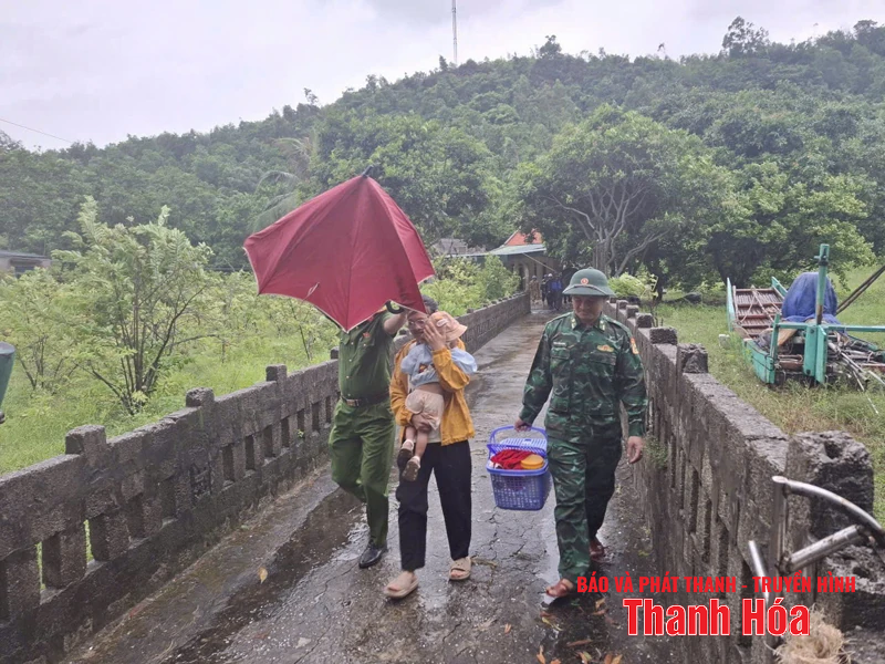 Bộ đội Biên phòng di dời khẩn cấp người dân trong đêm
