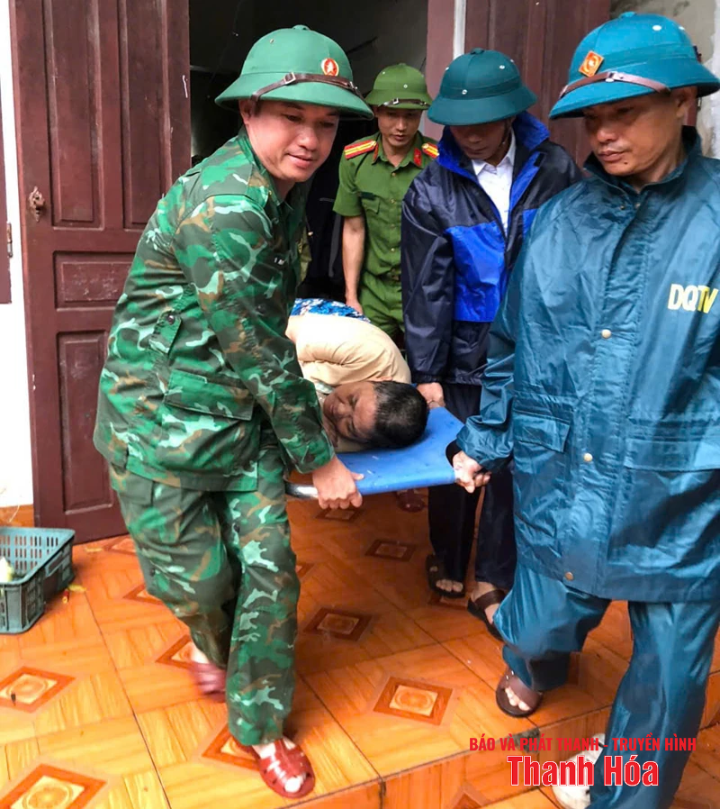 Bộ đội Biên phòng di dời khẩn cấp người dân trong đêm