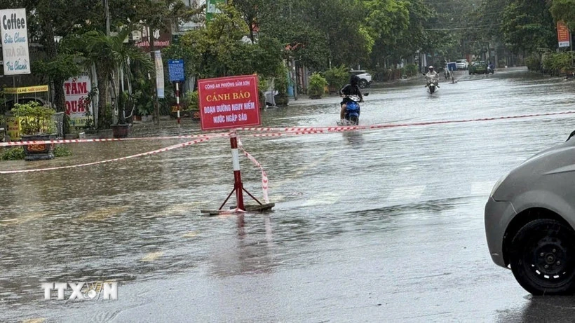 Cấm phương tiện đường bộ đi vào vùng tâm bão từ Thanh Hóa đến Quảng Trị