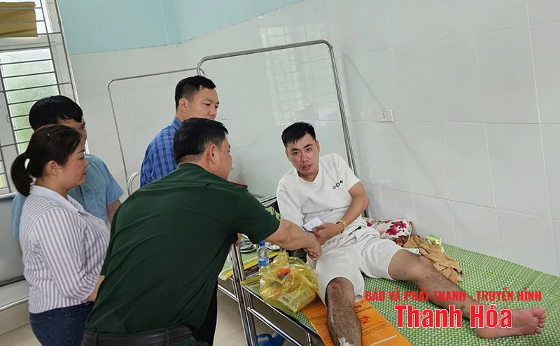 Cán bộ Công an xã Hiền Kiệt bị thương khi giúp dân chống bão số 5