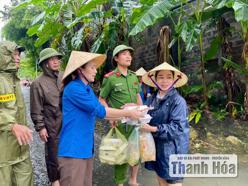 Căng sức, đồng lòng khắc phục hậu quả bão số 5