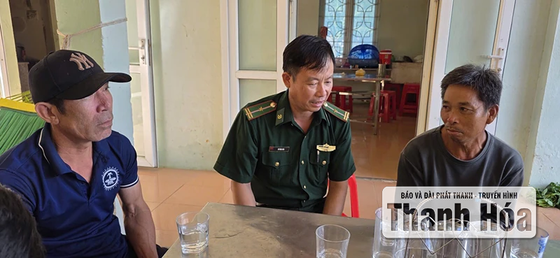 Kịp thời cứu hộ 3 ngư dân bị lật bè mảng