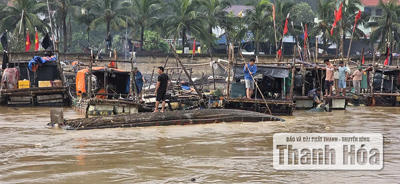 Kịp thời cứu hộ 3 ngư dân bị lật bè mảng