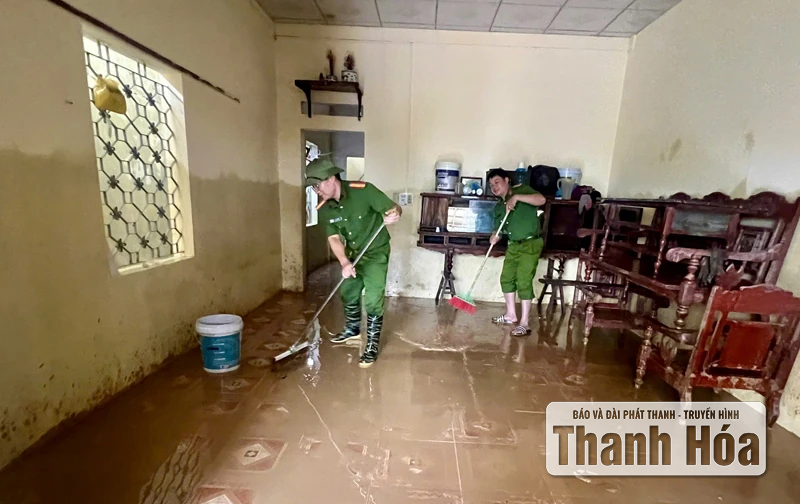 Công an phường Hàm Rồng hỗ trợ Nhân dân khắc phục hậu quả bão số 5